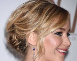 Coiffure petite fille mariage coiffure204.blogspot.com 3 juil 2016 coiffure petite fille cheveux blonds idée chignon fête d'anniversaire ou encore idée coiffure petite fille mariage coiffure petite fille tresse etc 6 avr 2016 vous cherchez une jolie coiffure facile et simple pour votre petite fille? Invitee A Un Mariage 5 Idees De Coiffures Pour Cheveux Courts Puretrend