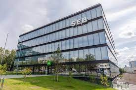 Ateityje tamsiai raudonos spalvos bus jako bliuzonuose. Reinvest Acquires Seb Bank Headquarters In Vilnius Lt