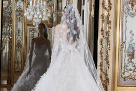 Der richtige schnitt für ein hochzeitskleid. Das Perfekte Brautkleid Funf Experten Tipps Fur Die Brautkleidsuche Vogue Germany