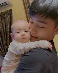 Fatimah rohani binti ismail (born 27 march 1992), known professionally as emma maembong, is a malaysian actress and model from scottish descent. Momen Alvin Chong Bersama Anak Emma Maembong Bikin Peminat Geram