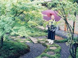 1977年、前庭にたたずむ瀬戸内寂聴さん。「新緑、若葉、青葉ということばも美しいが、私は万緑ということばがより強く、植物の生命感にあふれていて好きである」=京都市右京区  （629）－瀬戸内寂聴さんのあゆみ 作家で僧侶の瀬戸内寂聴：朝日新聞デジタル