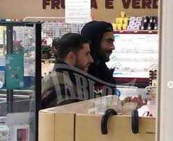 La vita privata di roberto bolle è molto riservata, nonostante siano molti i rumors che gli attribuiscono flirt, come il modello massimiliano neri o il cantante marco mengoni dopo la. Roberto Bolle Pubblica Una Foto Dove Mostra Il Suo Corpo Perfetto E I Fan Vanno In Delirio Tuttouomini