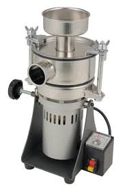 トルネードミル 微粉末を連続回収できる小型粉砕機 衝撃式小型粉砕機 トルネードミル は画期的な構造の小型粉砕機です 高速回転の粉砕刃と底面と側面の固定バーにより粉砕された原料は 旋回気流により分級され 粉砕刃 上部の回収容器に微粉末が回収される構造と