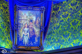 Continuons La Visite De Cette Demeure Avec Cette Fois Ci Le Portrait De Henry Et Melanie Ravenswood D Ailleurs Que Haunted Mansion Ravenswood Haunted House