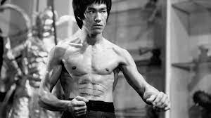 Bruce lee ist für viele kampfsportler ein vorbild und eine legende. Der Tragische Tod Von Bruce Lee News24viral
