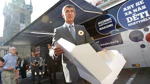 Ta se teď po delší době objevila po boku svého otce ve společnosti a moc jí to slušelo. Dcera Vam Napekla Kolacky Lakal Babis Novinare Po Volbach Pry Koupi Dalsi Medium Hospodarske Noviny Ihned Cz