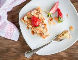 Du findest hier reisetipps für die schweiz, kanada und die ganze welt. Rezept Erdbeer Rhabarber Kuchen Mit Selbstgemachtem Marzipan Ohne Zucker Projekt Gesund Leben
