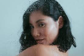 Frau in blau-grauem Hoodie Foto