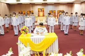 วันฉัตรมงคล หมายถึง พระราชพิธีฉลองพระเศวตฉัตรสิริราชกกุธภัณฑ์ พระแสงประจำรัชกาล ทำในวันซึ่งตรงกับวันบรมราชาภิเษกเสวยราชสมบัติตามราช. Ppaph Burnr2wm