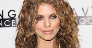 Les cheveux bouclés peuvent adopter les coupes courtes. Les 10 Plus Belles Coiffures Pour Cheveux Boucles Terrafemina