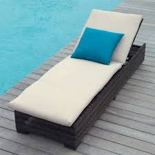 Souvent associé à une toile textilène, il existe cependant des modèles de bains résine imitation aspect rotin tressé. Bain De Soleil En Resine Tressee Marron Bali Maisons Du Monde