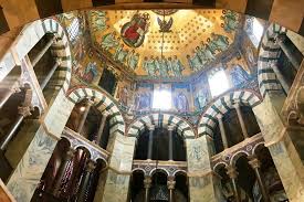 (aus einem offiziellen pilgerflyer) bis heute werden über 30 kostbare kleider für maria und das kind aufbewahrt. Aachener Dom Wunder Der Baukunst Kultding Des Monats Juli Kultreiseblog