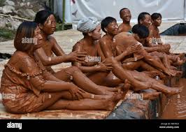 Tourists enjoy mud bath to get away from disease during the scorching  summer on Sanfu (the periods that are predicted to be the hottest days of  the ye Stock Photo - Alamy