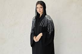 عبايات سوداء أحدث موضة مناسبة لإطلالات خريف 2023 | مجلة الجميلة