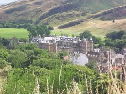 Skottland har en naturskön dragningskraft med forntida slott som vaktar över dimmiga sjöar (lochs) och hjortar som strövar kring ljungtäckta sluttningar. Oppna Vanster Edinburgh Meny Skottland For Nyborjare Edinburgh