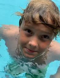 Parceirinho: Neymar Jr posa com o filho à beira da piscina