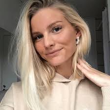 Amanda Sand's Instagram, Twitter & Facebook