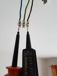 Nun folgt der dichtanstrich, den sie mit einer rolle, einem pinsel oder einem quast auf den. Lampe Anschliessen So Gelingt Der Anschluss Problemlos