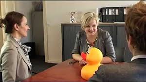 Ein kind sitzt in der mitte auf dem schwungtuch und versucht von dort aus die maus zu greifen.) Typisch Deutsch Geschaftliche Verhandlungen Youtube