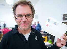 Elin Gustafsson älskar gamla frimärken