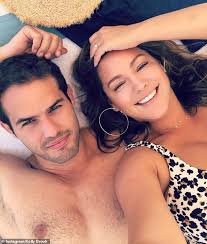 Kelly brook (38, one big happy) ist ein erfolgreiches model und mit ihren sinnlichen kurven wohl der männertraum schlechthin. Kelly Brook Reveals She Wooed Boyfriend Jeremy Parisi By Slipping Into His Dms For Six Months Daily Mail Online