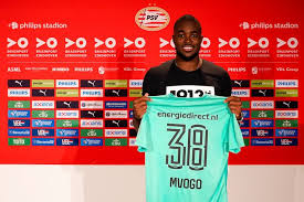 Doelman yvon mvogo van psv speelde een negatieve hoofdrol bij de eerste goal, concluderen de analisten van espn. Keeper Yvon Mvogo Direct In De Basis Bij Psv Hendrix Aanvoerder Bij Afwezigheid Dumfries Psv Ed Nl