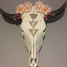Bungalow rose ebros 13 high steer bison buffalo bull cow skull. Cow Skull Added Flowers And Gold Triangles For Shabby Chic Look Skull Decor Diy Cow Skull Decor Cow Skull Art