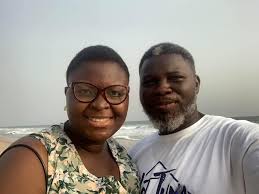 woman feeds hospital staff with homemade meals