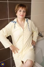 Horny grandma masturbating in her bath - Mature.nl