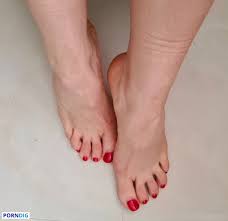 Blondehottiekerry feet