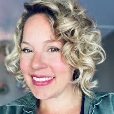 Elizabeth Dechant's Instagram, Twitter & Facebook