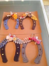 Porta Fortuna Ferri Di Cavallo In Feltro Decorati Con Fiorellino E Rametti Decorazioni Con Ferri Di Cavallo Ferri Di Cavallo Regali Fai Da Te Idee