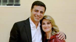 2002 yılında başak hanım'la hayatını birleştiren selahattin demirtaş, ilk kızı delal ve küçük kızı dılda'yla birlikte. Basak Demirtas Acikladi Selahattin Demirtas In Kizlariyla Gorusmesine Izin Verilmedi