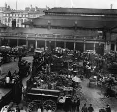 Traders Lay Out Their Produce At The Entrance To Covent Garden Market Old London London Pictures Covent Garden