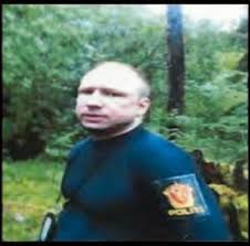 Juli og talte om formiddagen til de unge, der var samlet på den politiske sommerlejr. 18 34 Breivik Grips Bild Fran Politiet Utoya 22 Juli 2011 Facebook