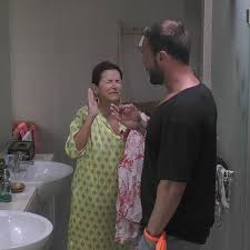 Wer ist die frau hinter dem schnapsglas? Promis Unter Palmen Claudia Obert Wird Aus Dem Haus Gemobbt Nur Einer Macht Nicht Mit Stern De