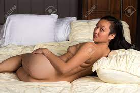 Hübsche Koreanische Frau Nackt Im Bett Lizenzfreie Fotos, Bilder Und Stock  Fotografie. Image 38194864.