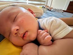 大家的小孩會需要父母抱著才睡的好嗎目前小孩三月多月…不抱著睡大概10-20分就會唉