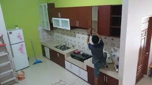 Dimana keindahan interior serta kerapihan ruangan dapur bisa meningkatkan semangat ibu rumah tangga untuk memasak di rumah. Contoh Gambar Kitchen Set Sederhana Yang Ekonomis Kitchen Set Minimalis Rocka Jati