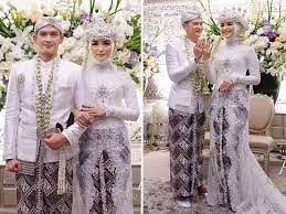 Pakaian juga meningkatkan keamanan selama kegiatan berbahaya seperti hiking dan memasak, dengan memberikan penghalang antara kulit dan lingkungan. Foto Inspirasi Kebaya Pengantin Putih 15 Artis Indonesia