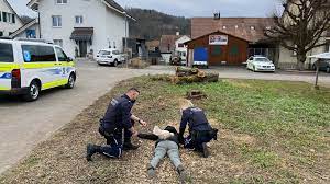 Sie fordert die bevölkerung auf, blut zu spenden. Kapo Aargau Frieda Von Staufberg Hilft Im Kampf Gegen Den Drogenhandel Polizei News