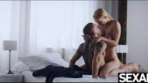 Softporno eines sinnlichen Paares. Premium-Ritt von einer saftigen  Schönheit.