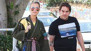 Anthony delon ne semble pas porter laeticia hallyday dans son cœur. Video Comment La Garde A Vue De Sebastien Farran Pourrait Nuire A Laeticia Hallyday Voici