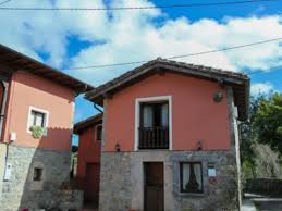 Tiene capacidad para 6 personas, está al lado de la carretera (es difícil perderse), muy accesible y por muy buen precio. Casas Rurales En Cangas De Onis Asturias Ruralia