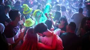 Il ministro speranza ha annunciato in conferenza stampa le nuove regole contenute nel nuovo decreto covid del governo. Le Discoteche Resteranno Chiuse Tutta L Estate Luglio Agosto 2021