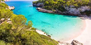 Blick über den strand und die kirche santa maria dell'isola von tropea. Fhye4uelq78vhm