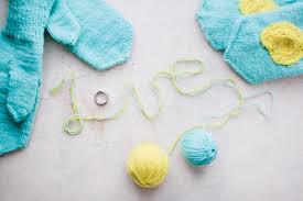 Pull femme, cardigan enfant, brassière bébé, étoles et châles, pull. Broderie Couture Sur Tricot Idees Pour Personnaliser Son Tricot