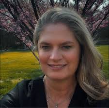 Which character dinner is better, Chef Mickey's or Hollywood and Vine?