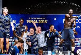 A la veille de cette rencontre, les bleus s'entraîneront et didier deschamps et hugo lloris se présenteront face à la presse. A Conference De Presse De Didier Deschamps Fiersdetrebleus Didier Deschamps S Pres Equipe De France Equipe De France Football Coupe Du Monde Football