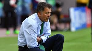 Juan carlos osorio es reconocido por sus grandes conocimientos sobre el fútbol y su extensa trayectoria, ahora se encuentra en manchester osorio, quién hizo parte del cuerpo técnico del manchester city entre 2001 y 2006, visitó las instalaciones del equipo 'citizen' y compartió tiempo. Javier Hernandez Embarrassed At Fan Treatment Of Mexico S Juan Carlos Osorio